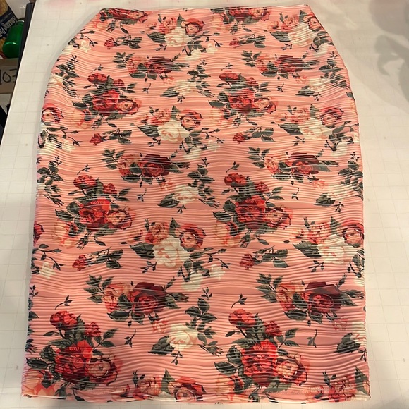 Double Click Dresses & Skirts - Fun Comfy Stretchy Body Hugging Pink Floral Skirt 1x